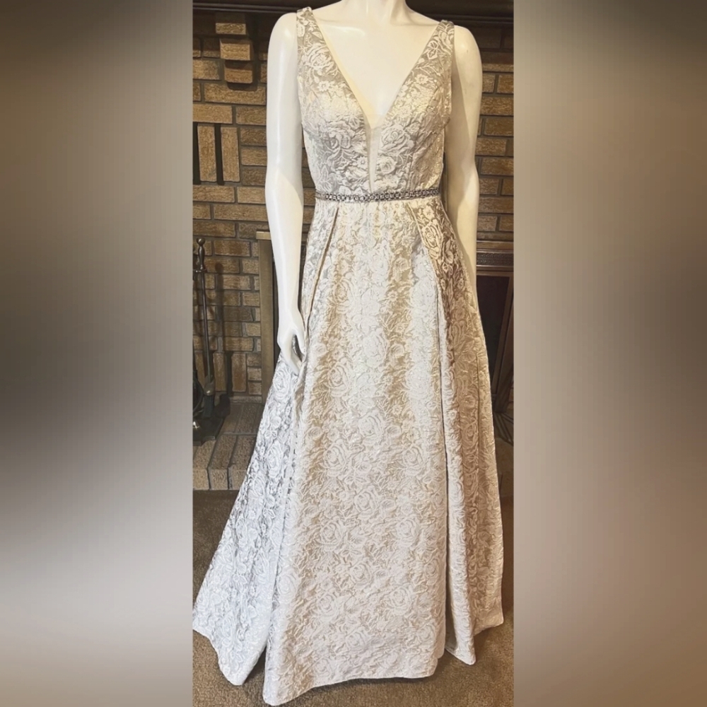 Aspeed Shimmery Champagne Floral Brocade Sleeveless Gown NWT Size Small